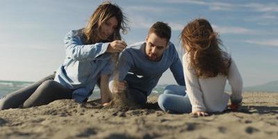 giovane famiglia godendo vecazione durante autunno foto