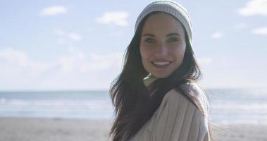 ragazza nel autunno Abiti sorridente su spiaggia foto