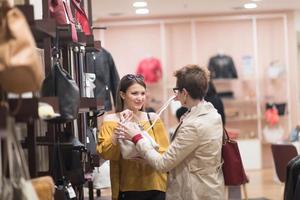 migliore amico shopping nel grande centro commerciale foto