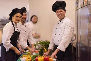 squadra cuochi e chef preparazione pasto foto