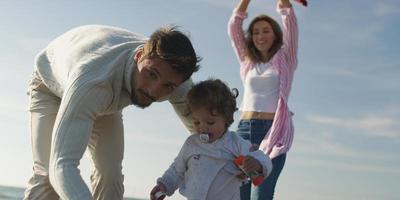 giovane famiglia godendo vecazione durante autunno foto