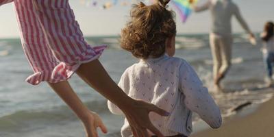 giovane famiglia godendo vecazione durante autunno foto