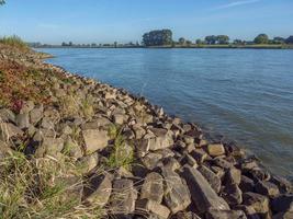 dispiacere villaggio a il Reno fiume foto