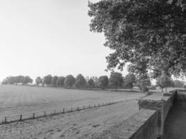 il piccolo villaggio di dispiacere a il fiume Reno foto