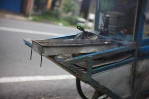 un' speciale carrello per vendita pollo satay con legna base materiale e blu dipingere. foto