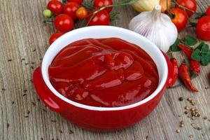 pomodoro ketchup su legna foto