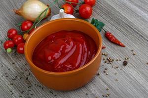 pomodoro ketchup su legna foto