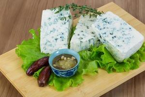 blu formaggio su legna foto