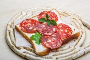 salame Sandwich su legna foto