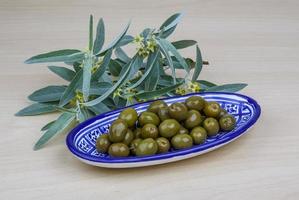 piatto di olive verdi foto