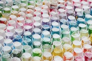 un' modello a partire dal un' molti ugelli a partire dal un' dipingere spruzzatore per disegno graffiti, spalmato in diverso colori. il plastica caps siamo disposte nel molti righe formatura il colore di il arcobaleno foto