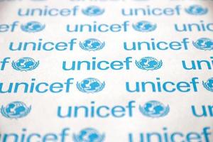 ternopil, Ucraina - Maggio 2, 2022 unicef logo su carta. unicef è un' unito nazioni programm quello fornisce umanitario e evolutivo assistenza per bambini e madri foto