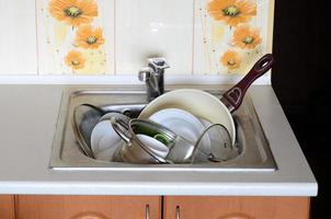 sporco piatti e non lavato cucina elettrodomestici pieno il cucina Lavello foto