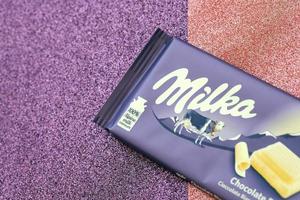 ternopil, Ucraina - giugno 20, 2022 milka bianca cioccolato sbarra. milka è un' svizzero marca di cioccolato confezione manufatto di azienda mondelez internazionale foto