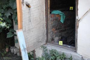 prova con giallo csi marcatore per prova numerazione su il residenziale Giardino dietro la casa nel sera. crimine scena indagine concetto foto