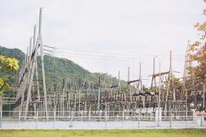 energia pianta con acciaio struttura nel il montagne e naturale le zone. lontano lontano a partire dal il Comunità foto