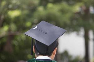 gruppo di laureati durante inizio. concetto formazione scolastica congratulazione nel Università. la laurea cerimonia , congratulato il laureati nel Università durante inizio. foto