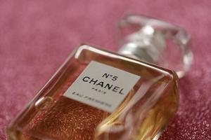 ternopil, Ucraina - settembre 2, 2022 chanel numero 5 eau prima In tutto il mondo famoso francese profumo bottiglia su brillante luccichio sfondo nel viola colori foto