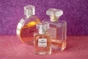 ternopil, Ucraina - settembre 2, 2022 chanel numero 5 eau prima In tutto il mondo famoso francese profumo bottiglia tra altro profumi su brillante luccichio sfondo nel viola colori foto