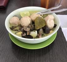 soto è un' tipico indonesiano cibo con fegato e polpetta condimenti più lime come un addizionale aromatizzante. dentro Là è triturati pollo con delizioso caldo riso foto