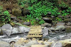 un' ponte attraverso il fiume foto