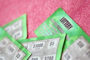 vicino su Visualizza di verde lotteria graffiare carte. molti Usato falso immediato lotteria Biglietti con gioco d'azzardo risultati. gioco d'azzardo dipendenza foto