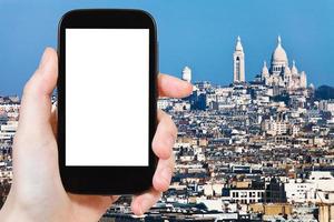 smartphone con tagliare su schermo e montmartre collina foto