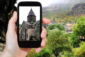 turista fotografie geghard monastero nel Armenia