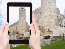 turista fotografie toompea castello nel Tallinn città