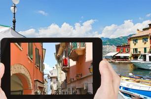 turista fotografie di strada nel malcesine cittadina