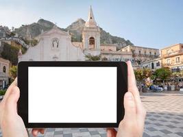 turista fotografie piazza ix aprile nel taormina