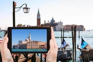 turista fotografie san giorgio maggiore nel Venezia