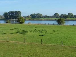 dispiacere villaggio a il Reno fiume foto