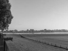 il città di emmerich a il Reno fiume foto