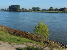 dispiacere villaggio a il Reno fiume foto