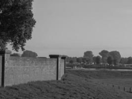 il piccolo villaggio di dispiacere a il fiume Reno foto