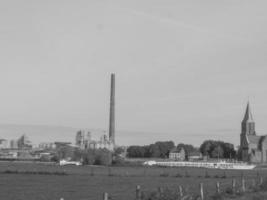 il città di emmerich a il Reno fiume foto