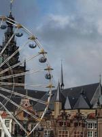 il città di nijmegen a il fiume Waal nel il Olanda foto