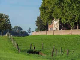 dispiacere villaggio a il Reno fiume foto