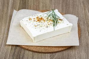 feta formaggio su di legno tavola e di legno sfondo foto