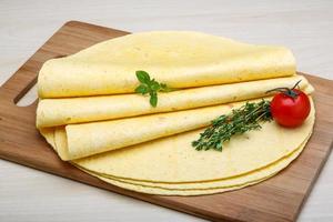 tortilla su di legno tavola e di legno sfondo foto