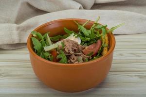 tonno insalata nel un' ciotola su di legno sfondo foto