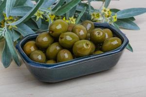 piatto di olive verdi foto