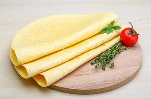 tortilla su di legno tavola e di legno sfondo foto