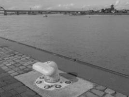 il città di nijmegen a il fiume Waal nel il Olanda foto