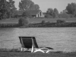 il piccolo villaggio di dispiacere a il fiume Reno foto