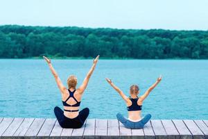 madre e figlia fare yoga a il riva foto