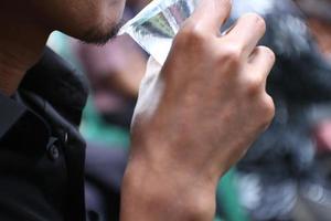 potabile minerale acqua di raccolta mani foto