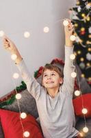 eccitato Natale ragazzo gioisce nel il Natale vacanze. foto