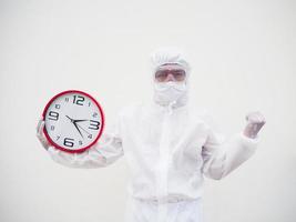 ritratto di medico o scienziato nel ppe suite uniforme Tenere rosso allarme orologio e guardare a il telecamera nel vario gesti. covid-19 concetto isolato bianca sfondo foto